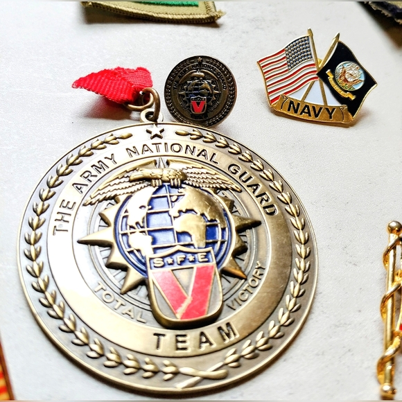 Lot US Military Patriotic Patches, Pins, Medal ~ Air Force Navy Marines Guard - Picture 4 of 8
